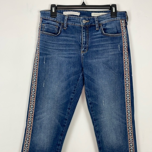 Pilcro and the Letterpress Embroidered Slim Boyfriend Jeans. Size 28. - Picture 2 of 14